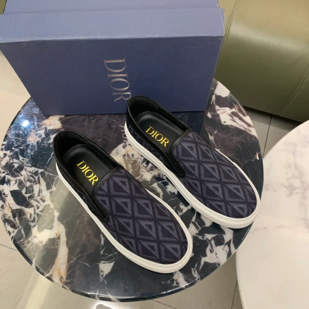 Men's men's shoes 💰360, Dior series casual shoes 👟🔥🕷🕷【Dior】Dior New casual men's shoes are launched in Hong Kong counters. Official website 1:1 production. Original Italian materials. Designed by European and American masters. Perfect shape to create counter quality, solid color rubber wear-resistant outsole and classic dazzling head! Super versatile and very comfortable. High-end without losing taste, fashionable and novel! ! Absolute focus! Code number: 38-45